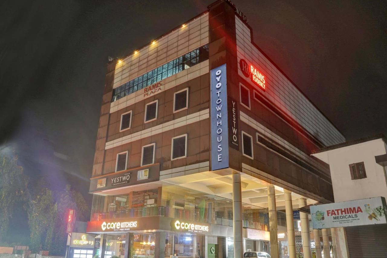 Oyo Townhouse 1070 Ramis Plaza Tullipurmbu Exterior photo