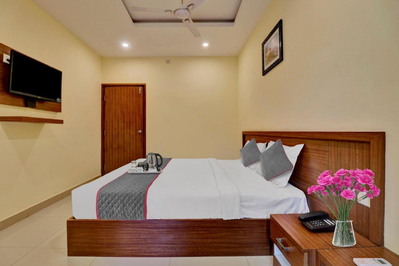 Oyo Townhouse 1070 Ramis Plaza Tullipurmbu Exterior photo